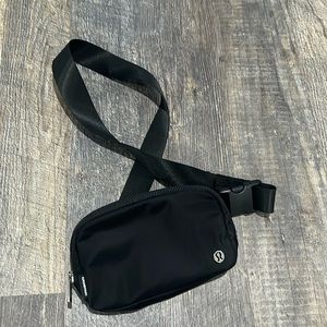 Lululemon everywhere belt bag